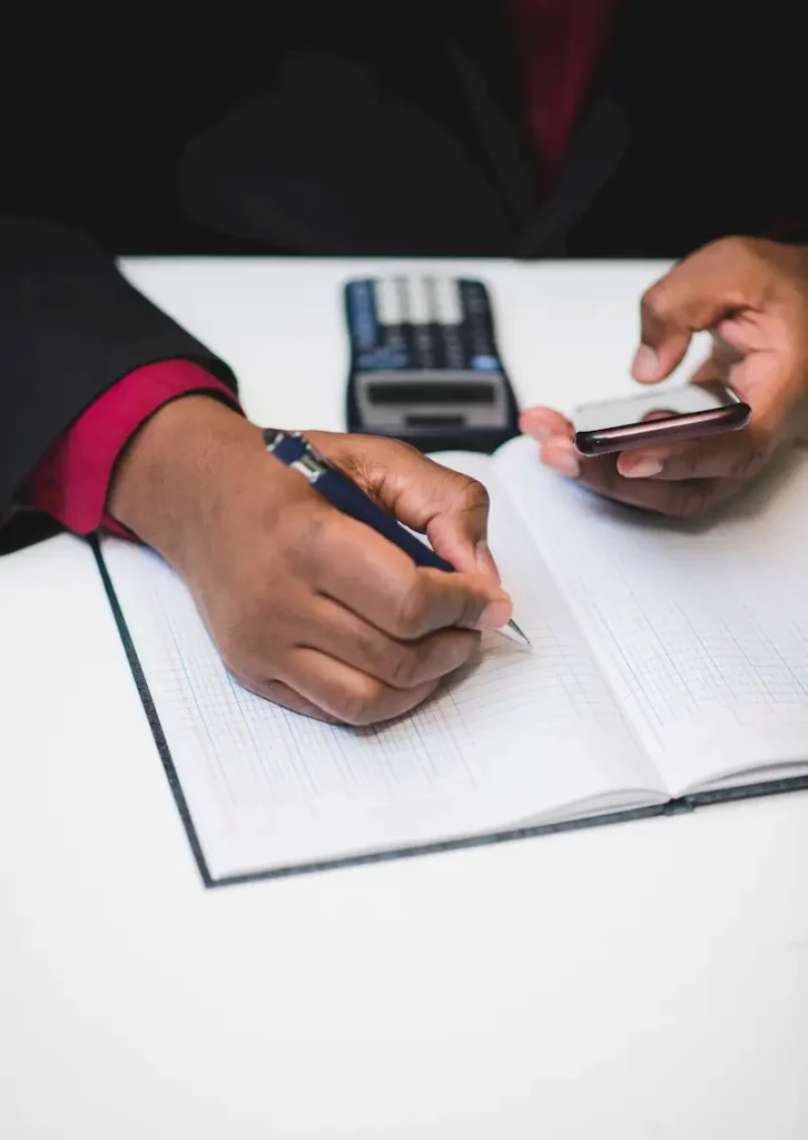 African American Man Doing Accounting With Smartph - Modelo 173