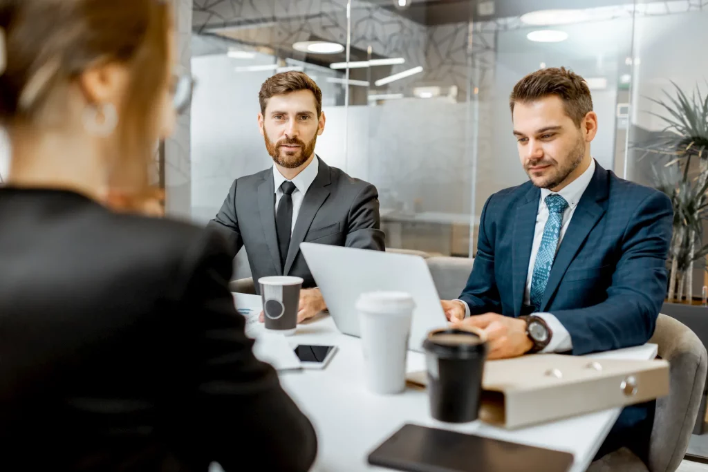 Business Men On A Conference In The Meeting Room - Modelo 173